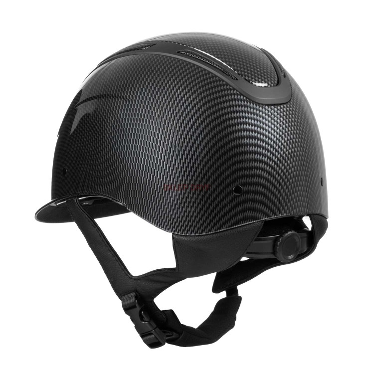 Ten ultralekki kask wyposażony jest w wąski daszek i matową ramkę na czaszy kasku, wykonany z wysokiej jakości materiałów posiada w pełni  karbonową skorupę, co czyni go niezwykle odpornym na uderzenia.
