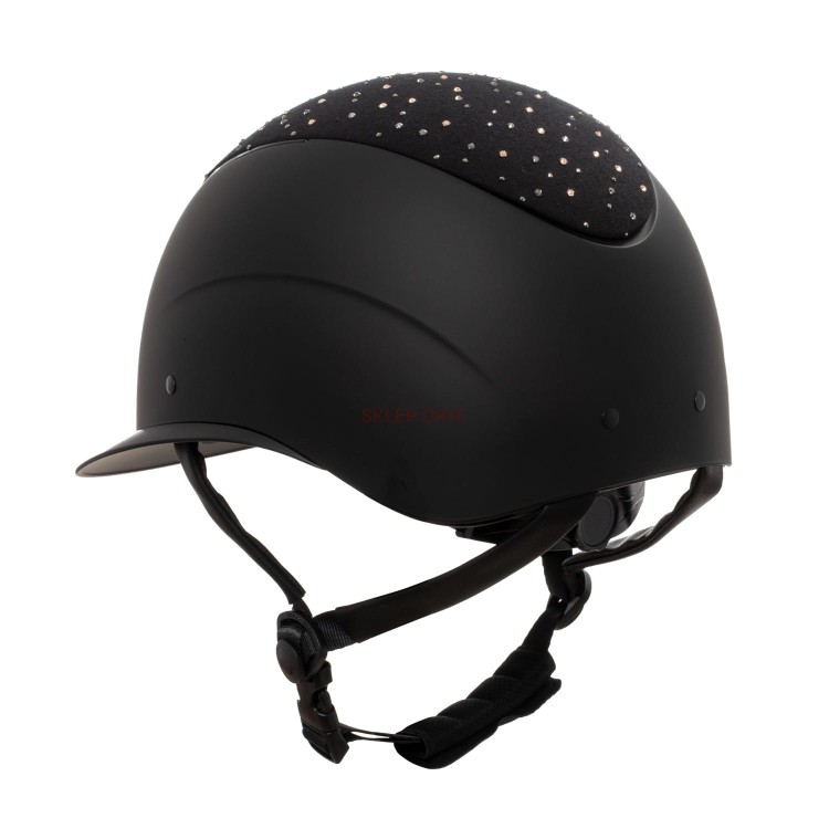 Kask z szerokim daszkiem wykonany z wysokiej jakości materiałów, dzięki czemu jest wyjątkowo odporny na uderzenia.