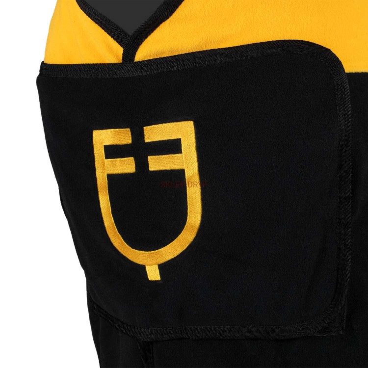 Derka polarowa dwukolorowa Equestro Derka wykonana z miękkiego, niemechacącego się polaru, wysoce oddychającego i lekkiego.