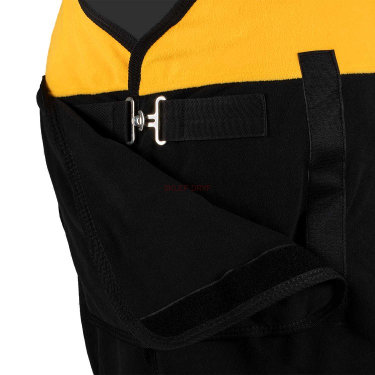 Wysokiej jakości polar wspomaga odparowywanie i odprowadzanie potu, pomagając koniowi szybciej wyschnąć po aktywności.