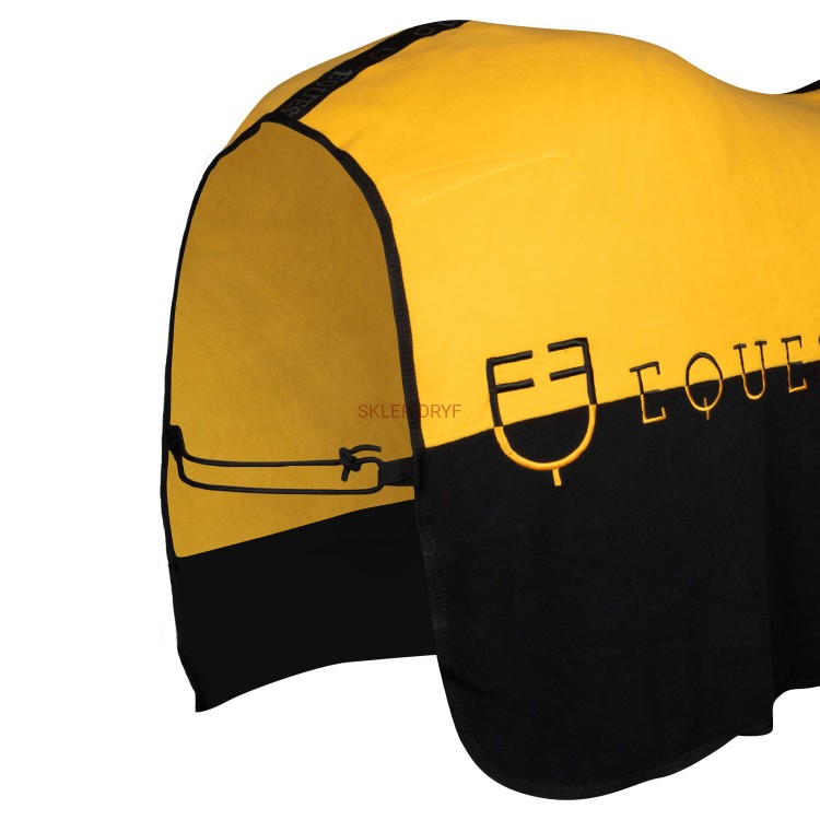 Wysokiej jakości polar wspomaga odparowywanie i odprowadzanie potu, pomagając koniowi szybciej wyschnąć po aktywności.