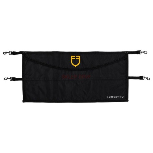 Osłona stajenna na drzwi boksu z haftowanym logo.