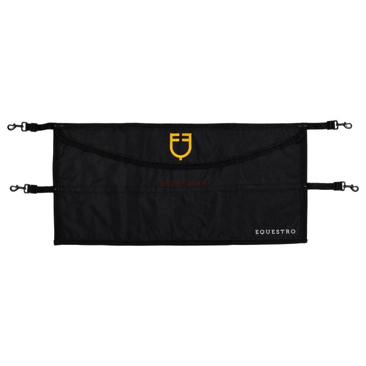 Osłona stajenna na drzwi boksu z haftowanym logo.