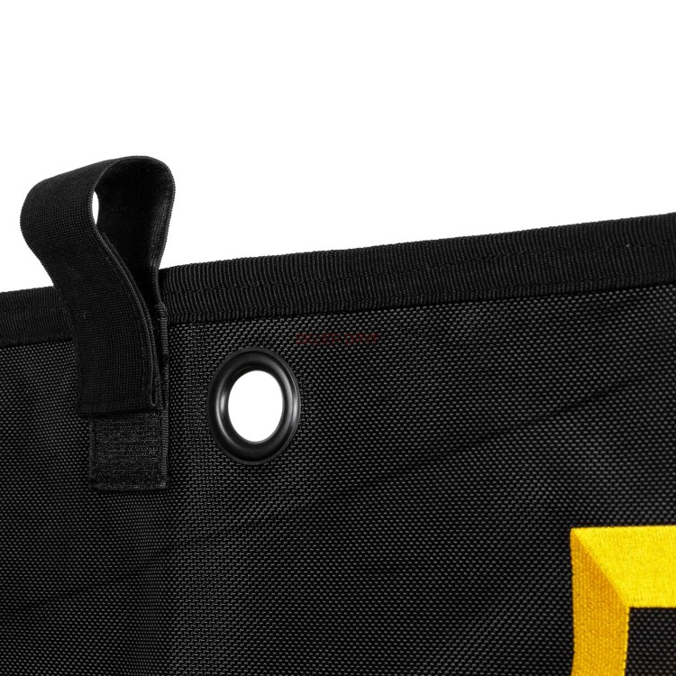 Zasłona do boksu, starannie zaprojektowana z wysokiej jakości Cordury, materiału znanego z trwałości i niezawodności.