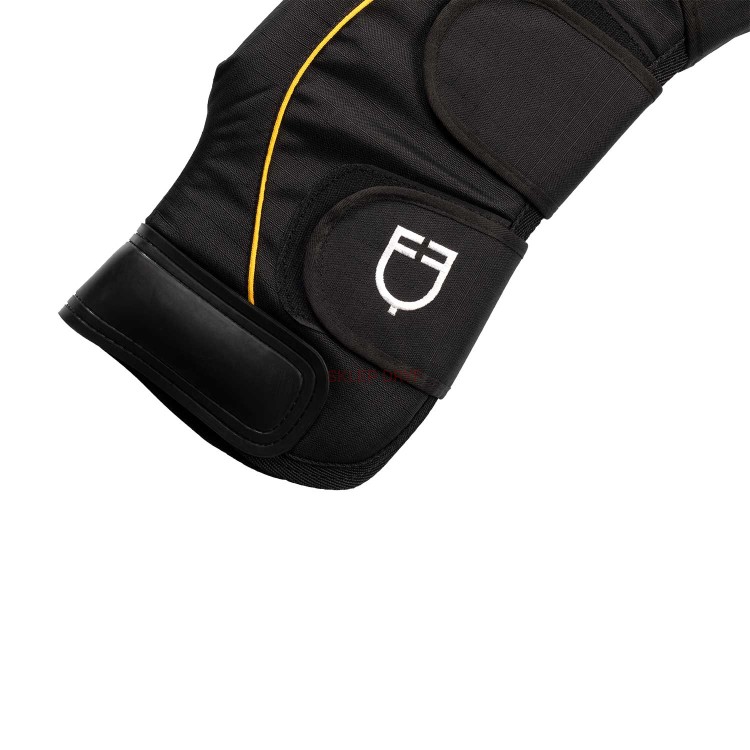 Ochraniacze transportowe PRO TRAVELLER  Zestaw 4 odpornych na rozdarcia ochraniaczy z materiału, wyściełanych watoliną. Zapięcie na rzep i wzmocnienia ze skórzanymi wstawkami.